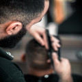 Wat is een dry cut bij de kapper en waarom kiezen steeds meer mensen hiervoor?