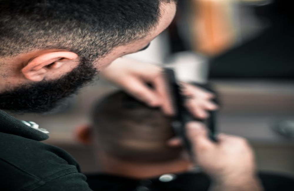 Wat is een dry cut bij de kapper en waarom kiezen steeds meer mensen hiervoor?
